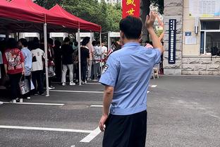 ?火药味还在！大连球迷正在机场堵广州队，有球迷做三鞠躬动作